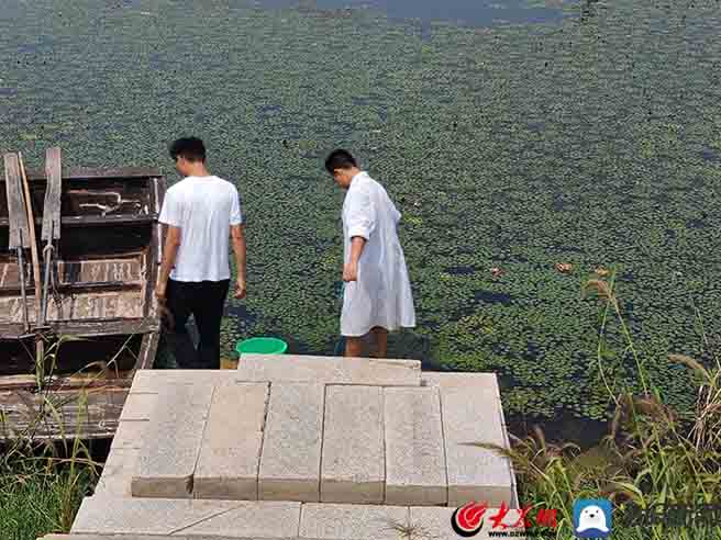防汛常規(guī)物資中主要包含麻袋吸水膨脹袋,無紡布吸水膨脹袋,防汛沙袋,防汛噸袋,防汛編織袋,雨衣,雨靴,雨傘,彩條布,工兵鏟,十字鎬,八磅錘,應急救生包等。